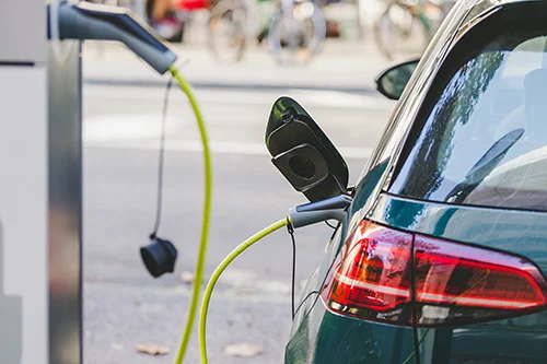 E-Auto wird durch eine Ladesäule aufgeladen